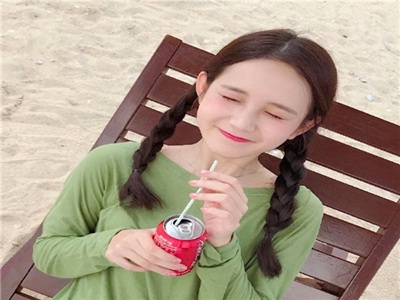 公在厨房添我下边视频,厨房温馨瞬间，亲情故事感人至深